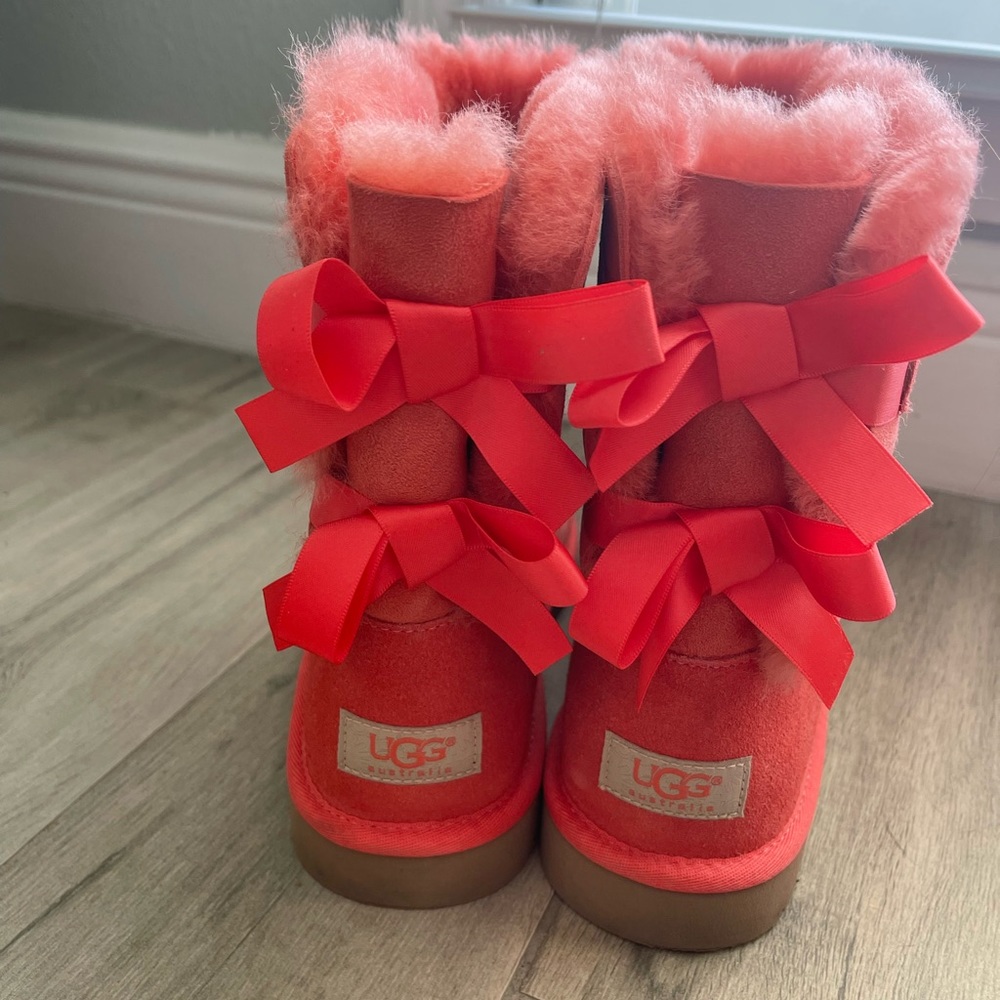 New UGG Bailey Bow 3280Y Coral Suede Size 6 Youth (Fits Women Sz 8) Winter Shoes